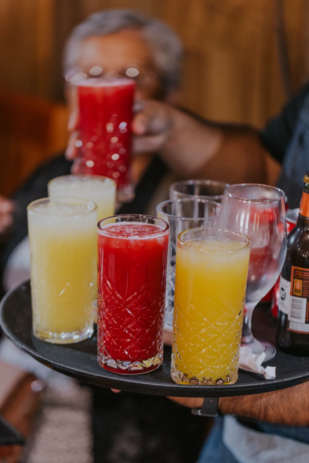 Bandeja con coloridos jugos naturales en vasos de vidrio labrado