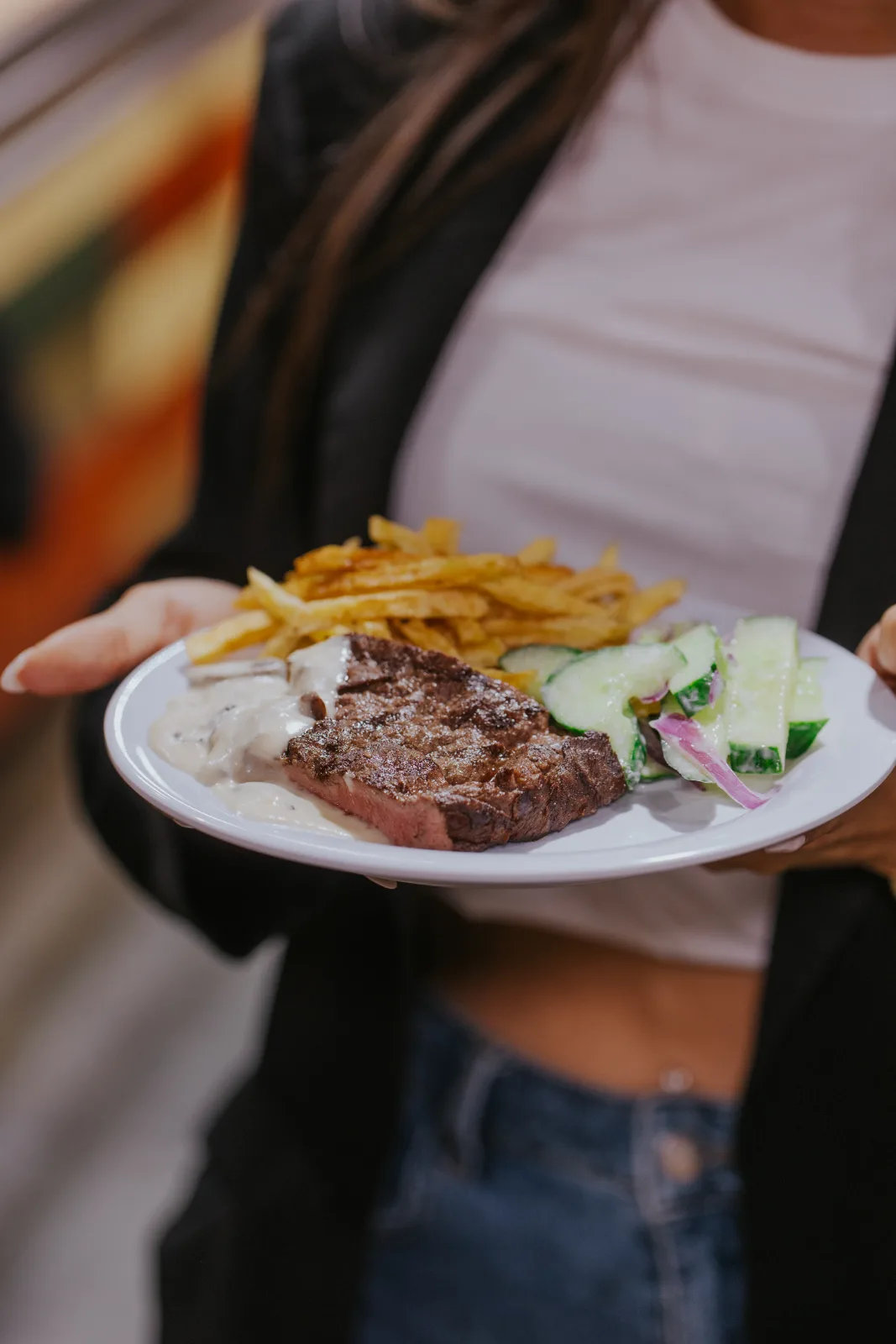 Plato con jugoso corte a la parrilla, papas fritas y ensalada fresca
